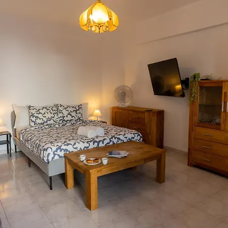 홈스테이 Large With Private Lounge Area, Work Space And Balcony 라고스