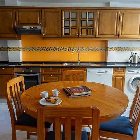 Large With Private Lounge Area, Work Space And Balcony 홈스테이